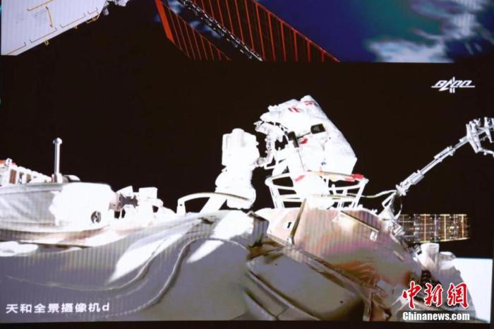 图为航天员在舱外。天员天及乘组初次出舱舱 供图:贺喜梅 图为航天员在舱外。号航<strong></strong> 供图:贺喜梅